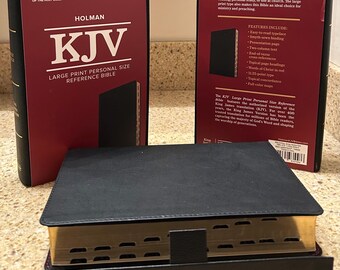 KJV MAGNETISCHE sluiting geïndexeerd grote afdruk (11,25 pt) Bijbel op persoonlijke maat (zwart leer) Rode letter, vergulde pagina's, lint, kaarten, 2 kolommen
