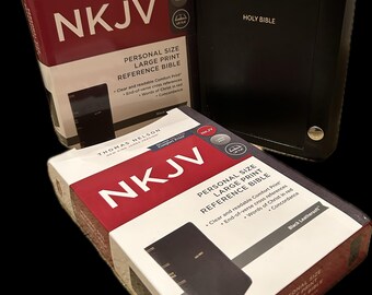 NKJV Bijbel met druksluiting, grote letterdruk (10,5pt), handzaam formaat, zwart leerachtig materiaal, rode letters, vergulde pagina's, 2 satijnen linten, platliggende kaarten.