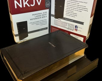 NKJV MAGNETISCHE SLUITING Grote letter (10,5 pt) bijbel op persoonlijk formaat, zwart leerzacht, rode letter, vergulde pagina's, 2 satijnen linten, platte kaarten