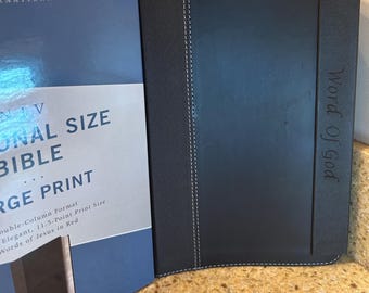 MAGNETISCHE SLUITING NIV grote print (11,5 pt), gegraveerd 'Woord van God', bijbel op persoonlijk formaat, zwart leerzacht, rode letter, vergulde pagina's, lint