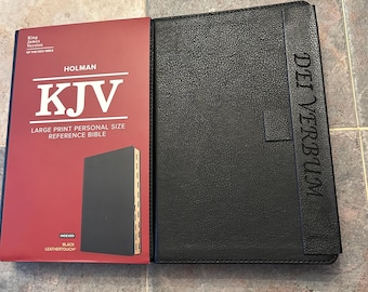 KJV MAGNETISCHE sluiting, geïndexeerd, grote letter (11,25 pt) "Dei Verbum" gegraveerd, bijbel op persoonlijke grootte (zwart leer) Rode letter, vergulde pagina's