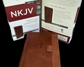 NKJV MAGNETISCHE SLUITING Grote letter (10,5 punten) bijbel persoonlijk formaat, bruin leerzacht, vergulde pagina's, rode letter, 2 linten, platte kaarten