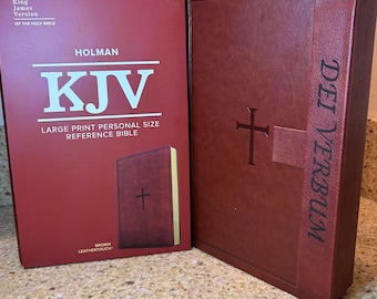 KJV MAGNETISCHE sluiting, grote letter (11,25 pt) bijbel op persoonlijk formaat, bruin leerzacht, gegraveerd 'Dei Verbum' (Woord van God in het Latijn), rode letter