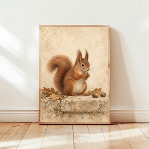 Peut inclure: Une impression d'art murale rectangulaire représentant une illustration détaillée d'un écureuil roux assis sur un rebord en pierre texturé. L'écureuil tient un petit gland brun dans ses pattes, avec des feuilles de chêne séchées et des glands.