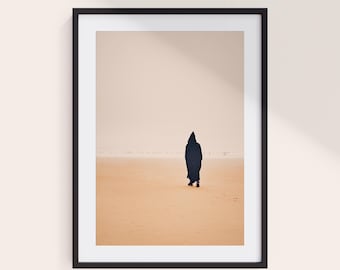 Maroko, Mglista Plaża, Portret, Wydruk | Zakapturzona postać, Ocean Atlantycki | Pionowa sztuka ścienna