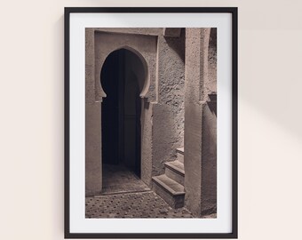 Arabeskowy wydruk fotograficzny łuku | Czarno-białe drzwi z Maroka | Sztuka w korytarzu