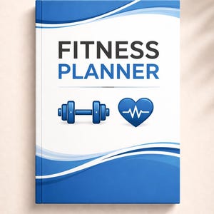 Op de afbeelding: Een fitnessplanner met een witte kaft en blauwe accenten. De kaft toont de zwarte woorden "FITNESS PLANNER", samen met een blauw halterpictogram en een blauw hart met een hartslaglijn. Het ontwerp heeft een moderne, strakke uitstraling.