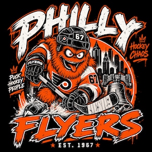 Op de afbeelding: Een grafische illustratie van een harig oranje monster met een zwarte ijshockeyhelm en een shirt met nummer 67, dat een ijshockeystick vasthoudt. Het ontwerp bevat de tekst PHILLY, FLYERS, HOCKEY CHAOS, PUCK HOCKEY PEOPLE en EST. 1967, met een stadssilhouet en de Liberty Bell.