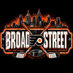 Könnte beinhalten: Ein Grafikdesign mit dem Text BROAD STREET PHILADELPHIA EST. 1967 in Weiß mit orangefarbenen Umrissen. Zwei gekreuzte Eishockeyschläger und ein schwarzer Puck sind über dem Text zentriert, mit einer stilisierten orangefarbenen Skyline von Philadelphia.