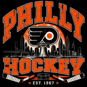 Può includere: Un design grafico con il testo PHILLY HOCKEY in lettere arancioni in grassetto. L'immagine include un logo di hockey nero e arancione, la Liberty Bell, una silhouette dello skyline di Philadelphia, un disco da hockey e due bastoni su sfondo nero.