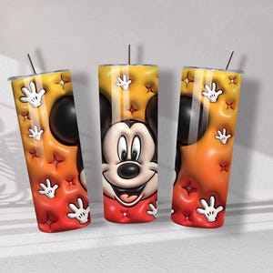 Może przedstawiać: Ręcznie wykonana drewniana deska do krojenia z naturalnym wykończeniem. Prostokątna deska posiada rowek na sok i uchwyt z otworem do zawieszania. Widoczne jest usłojenie drewna.