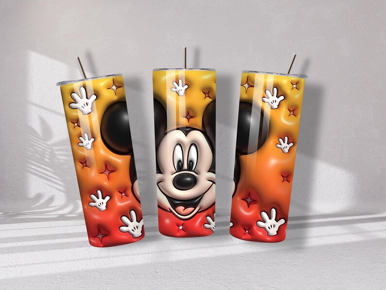 Może przedstawiać: Ręcznie wykonana drewniana deska do krojenia z naturalnym wykończeniem. Prostokątna deska posiada rowek na sok i uchwyt z otworem do zawieszania. Widoczne jest usłojenie drewna.