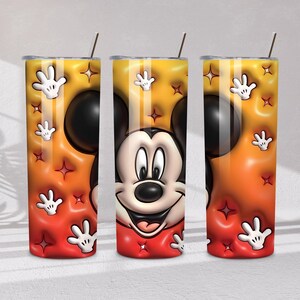 Może przedstawiać: Biały ceramiczny kubek z czarnym uchwytem i napisem "But First, Coffee" pogrubioną, czarną czcionką. Kubek jest umieszczony na rozmytym tle, sugerującym przytulne otoczenie.