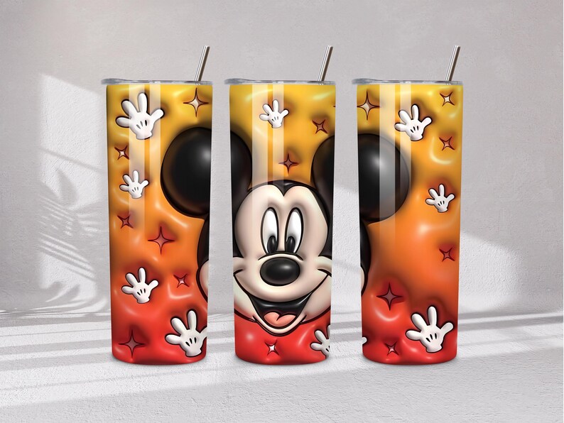 Może przedstawiać: Biały ceramiczny kubek z czarnym uchwytem i napisem "But First, Coffee" pogrubioną, czarną czcionką. Kubek jest umieszczony na rozmytym tle, sugerującym przytulne otoczenie.