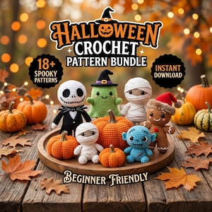 Puede incluir: Una colección de figuras de Halloween tejidas a ganchillo que incluye un esqueleto, un fantasma con sombrero de bruja, dos momias, un monstruo azul y un hombre de jengibre, sobre una bandeja de madera con calabazas y el texto Halloween Crochet Pattern Bundle.
