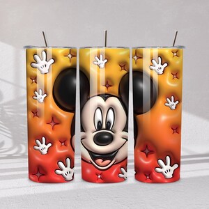 Może przedstawiać: Biały ceramiczny kubek z czarnym uchwytem i napisem "But First, Coffee" czarną, pogrubioną czcionką. Kubek stoi na drewnianej powierzchni. Kubek ma 10 cm wysokości.