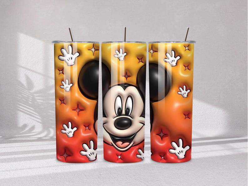 Może przedstawiać: Biały ceramiczny kubek z czarnym uchwytem i napisem "But First, Coffee" czarną, pogrubioną czcionką. Kubek stoi na drewnianej powierzchni. Kubek ma 10 cm wysokości.