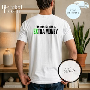 Op de afbeelding: Een wit t-shirt met korte mouwen en zwarte tekst op de achterkant die luidt THE ONLY EX I MISS IS EXTRA MONEY, waarbij de letters EX in het woord EXTRA in felgroen zijn gemarkeerd.