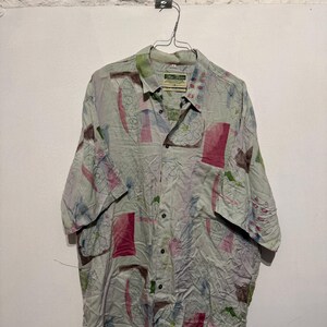 Grünes Vintage-Hemd im abstrakten 90er-Jahre-Stil – Oversized-Knopfleiste – Retro-Kunstmuster – Unisex-Soft-Grunge-Ästhetik