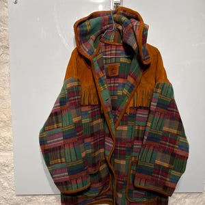 Può includere: Un cartello in legno rustico con la scritta "Welcome to our home" in lettere bianche. Il cartello presenta una finitura invecchiata e un design semplice e invitante, perfetto per un portico o un ingresso.