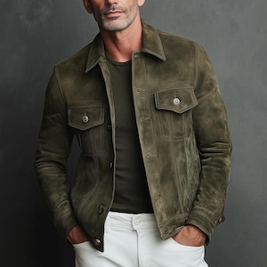 Puede incluir: Chaqueta de ante verde oliva con dos bolsillos en el pecho y cierres de botón. La chaqueta se combina con una camiseta verde y pantalones blancos. La chaqueta tiene un estilo clásico y robusto.