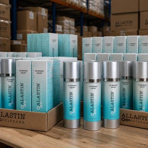 K&ouml;nnte beinhalten: Eine Pr&auml;sentation von Hautpflegeprodukten, darunter Flaschen und Schachteln mit HA Immersive Serum von Alastin Skincare. Die Flaschen sind silber und blau, die Schachteln wei&szlig; und blau. Die Produkte sind in Kartontabletts angeordnet.