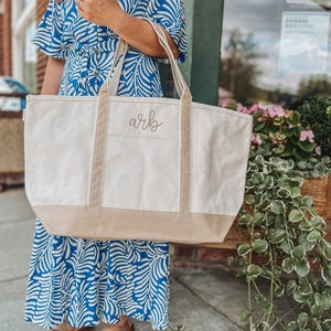 Embroidered Personalized Tote Bag - Gift for Her | Gift for Mom | Bridesmaid Gift | Bride Gift | Travel Bag | Personalized Gift