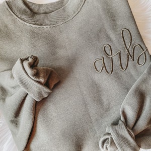 Monogrammed Crewneck Sweatshirt | Crew Neck Shirt | Loungewear | Wedding Apparel | Blogger Mom Fashion