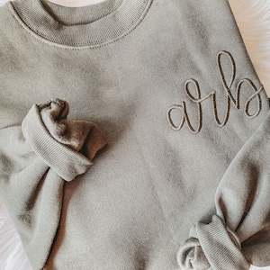 Monogrammed Crewneck Sweatshirt | Crew Neck Shirt | Loungewear | Wedding Apparel | Blogger Mom Fashion