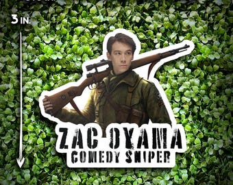 Adesivo impermeabile per laptop Zac Oyama Comedy Sniper - Dropout Comedy Dimension 20 Decal