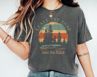 "Vintage Wald Wandern Shirt Komfort Farben, Retro Natur T-Shirt ""Leave the Road Take the Track"", Outdoor Abenteuer Grafik rot blau T-Shirt."