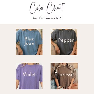 K&ouml;nnte beinhalten: Farbkarte mit vier Comfort Colors 1717 T-Shirts in Blue Jean, Pepper, Violet und Espresso. Jedes Shirt wird mit seinem Farbnamen in fetter, wei&szlig;er Schrift dargestellt. Das Bild zeigt eine Vielzahl von Shirtfarben.