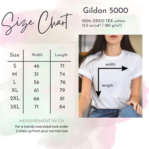 K&ouml;nnte beinhalten: Wei&szlig;es Gildan 5000 T-Shirt mit Gr&ouml;&szlig;entabelle. Die Tabelle zeigt Ma&szlig;e in Zentimetern f&uuml;r die Gr&ouml;&szlig;en S bis 3XL. Das Shirt besteht aus 100% OEKO-TEX Baumwolle. F&uuml;r einen Oversized-Look wird empfohlen, zwei Gr&ouml;&szlig;en gr&ouml;&szlig;er zu bestellen.