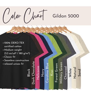 K&ouml;nnte beinhalten: Farbkarte von Gildan 5000 T-Shirts in verschiedenen Farben, darunter Schwarz, Dunkelbraun und Marineblau. Die Shirts bestehen aus 100 % Oeko-Tex-zertifizierter Baumwolle mit einem mittleren Gewicht von 180 g/m&sup2; und einer klassischen Passform. Nahtlose Konstruktion und entspannte Unisex-Passform.