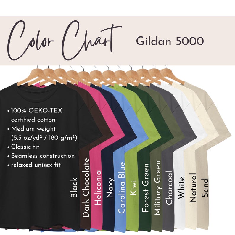 K&ouml;nnte beinhalten: Farbkarte von Gildan 5000 T-Shirts in verschiedenen Farben, darunter Schwarz, Dunkelbraun und Marineblau. Die Shirts bestehen aus 100 % Oeko-Tex-zertifizierter Baumwolle mit einem mittleren Gewicht von 180 g/m&sup2; und einer klassischen Passform. Nahtlose Konstruktion und entspannte Unisex-Passform.