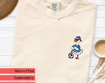 Personalisiertes besticktes Fußball-Gans-Shirt, Comfort Colors-T-Shirt, benutzerdefinierte Namenshülle, Nummer auf dem Ärmel, benutzerdefinierte Fußballfan-T-Shirt