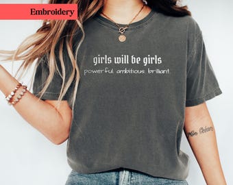 Gestickte Mädchen werden Mädchen Shirt, feministische Komfort Farben T-Shirt, Girlhood Zitat Shirt, Ermächtigung Frauen Geschenk, starke Frauen Shirt