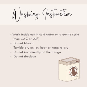 K&ouml;nnte beinhalten: Beige Grafik mit den Worten "Washing Instruction" in Schreibschrift. Darunter sind Pflegehinweise mit Aufz&auml;hlungszeichen aufgef&uuml;hrt, darunter Waschen in kaltem Wasser, kein Bleichen und kein direktes B&uuml;geln. Unten ist eine Cartoon-Waschmaschine abgebildet.