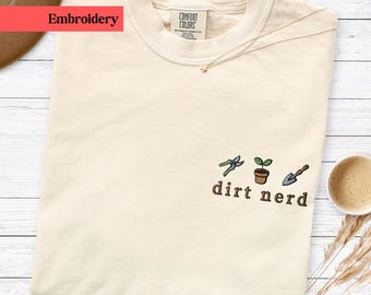 Dirt Nerd besticktes Comfort Colors Shirt, Gartenliebhaber-T-Shirt mit Pflanzenwerkzeug-Design, niedliches Gärtner-Geschenk-Shirt, Pflanzenmutter-Pflanzenliebhaber-T-Shirt