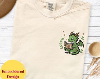 Fantasy Dragon Comfort Colors Shirt Gestickter, süßer Buch-Drache im Training T-Shirt, Romantasy Leser Geschenk, Buch-Liebhaber gemütliches T-Shirt, Buch Girly