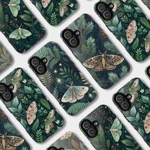 Könnte beinhalten: Eine Sammlung von Handyhüllen mit Naturmotiven. Die Hüllen zeigen Illustrationen von Motten, Blättern und Blättern in Grün-, Braun- und Weißtönen. Die Hüllen haben eine glänzende Oberfläche und einen Kameraausschnitt.