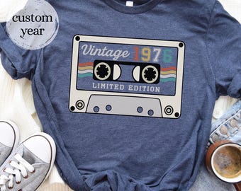 Vintage 1976 Retro-Stil, benutzerdefiniertes Jahr Vintage Geburtstags-T-Shirt, Retro Kassetten-T-Shirt, personalisiertes Altersgeschenk, 1976-Stil 50