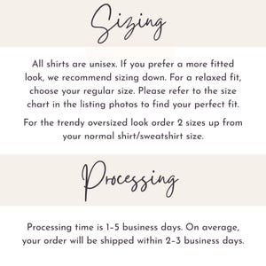 K&ouml;nnte beinhalten: Cremefarbene Grafik mit den Worten "Sizing" und "Processing" in eleganter Schrift. Der Text darunter beschreibt die Shirt-Gr&ouml;&szlig;en, ber&auml;t zu Unisex-Passformen und wie man einen figurbetonten oder &uuml;bergro&szlig;en Look erzielt. Die Bearbeitungszeit wird ebenfalls angegeben.