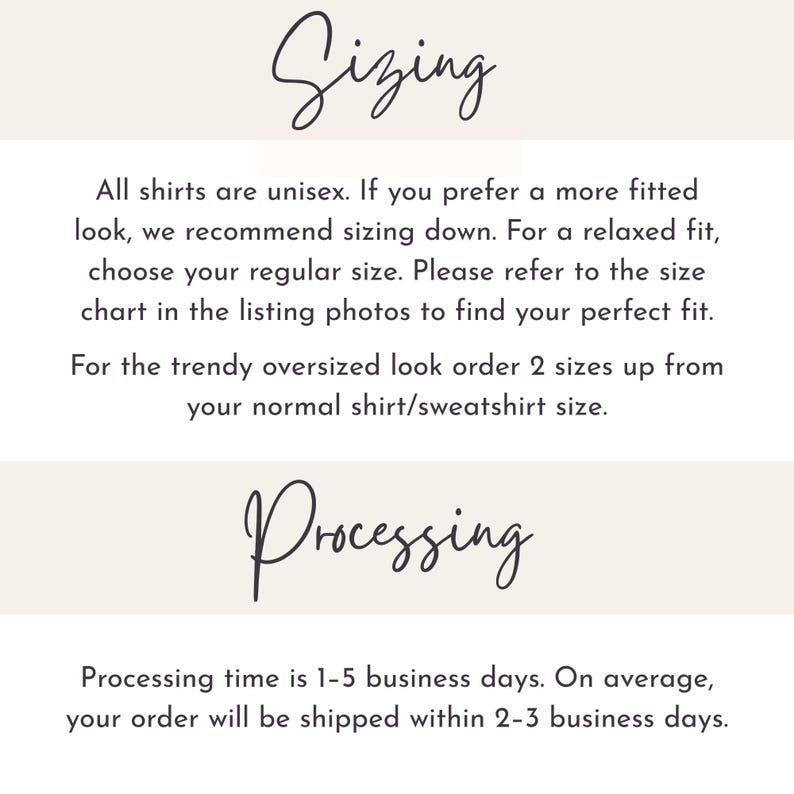 K&ouml;nnte beinhalten: Cremefarbene Grafik mit den Worten "Sizing" und "Processing" in eleganter Schrift. Der Text darunter beschreibt die Shirt-Gr&ouml;&szlig;en, ber&auml;t zu Unisex-Passformen und wie man einen figurbetonten oder &uuml;bergro&szlig;en Look erzielt. Die Bearbeitungszeit wird ebenfalls angegeben.