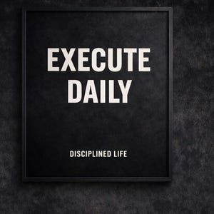 Póster "Ejecuta a diario", Arte mural sobre disciplina, Lámina motivacional, Decoración para gimnasio u oficina, Tipografía minimalista, Frase sobre mentalidad de éxito