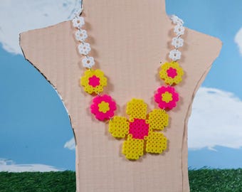 Collar de flores rosas y amarillas hecho a mano con cuentas Perler y joyas llamativas de plástico termofusible.