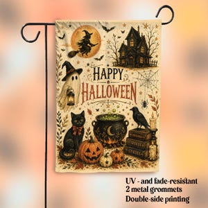 Peut inclure: Un drapeau de jardin rectangulaire sur fond beige avec le texte Happy Halloween. Les illustrations incluent une sorcière sur un balai, une maison hantée, un fantôme avec une lanterne, un chat noir, des citrouilles, un chaudron, un corbeau et des livres.