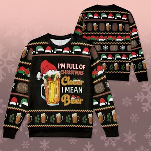 Op de afbeelding: Een zwart sweatshirt met lange mouwen en een afbeelding van een bierpul met een kerstmuts. De tekst luidt I'M FULL OF CHRISTMAS CHEER I MEAN BEER. Het kledingstuk heeft een herhalend patroon van bierpullen, kerstmutsen en vaten.