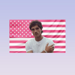 Peut inclure: Une tasse en céramique blanche avec une anse noire et le texte "But First, Coffee" en gras noir. La tasse est posée sur un fond flou. La tasse mesure environ 10 cm de hauteur.