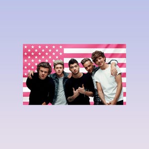 Może przedstawiać: Grupa pięciu młodych mężczyzn pozuje na tle różowej amerykańskiej flagi. Mają na sobie różne codzienne stroje, w tym czarne koszule, dżinsową kurtkę i biały t-shirt. Obraz ma miękki, lekko wyblakły wygląd.